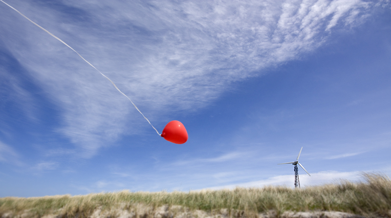 Herz-Luftballon grüßt Windrad