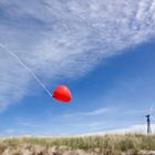 Herz-Luftballon grüßt Windrad