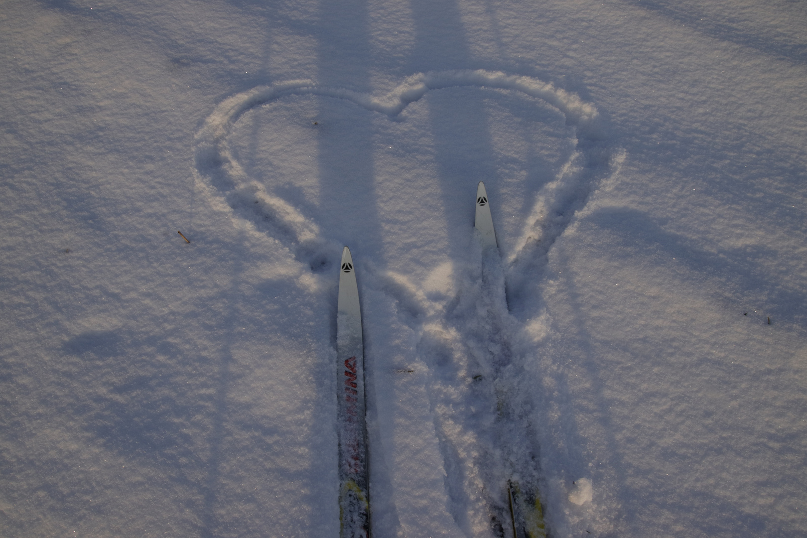 Herz und Sonne im Schnee