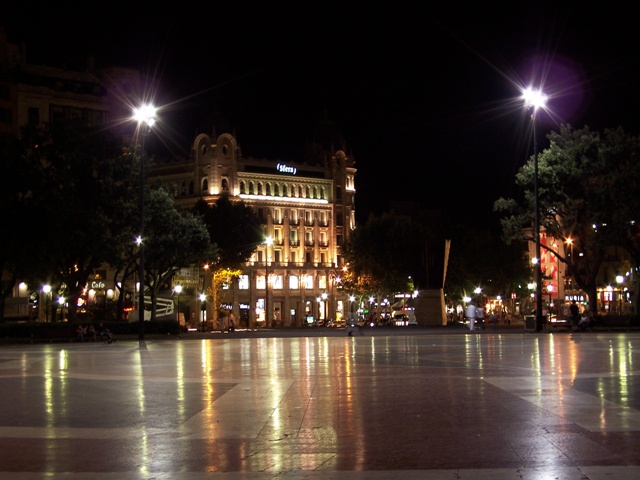 Herz von Barcelona bei Nacht