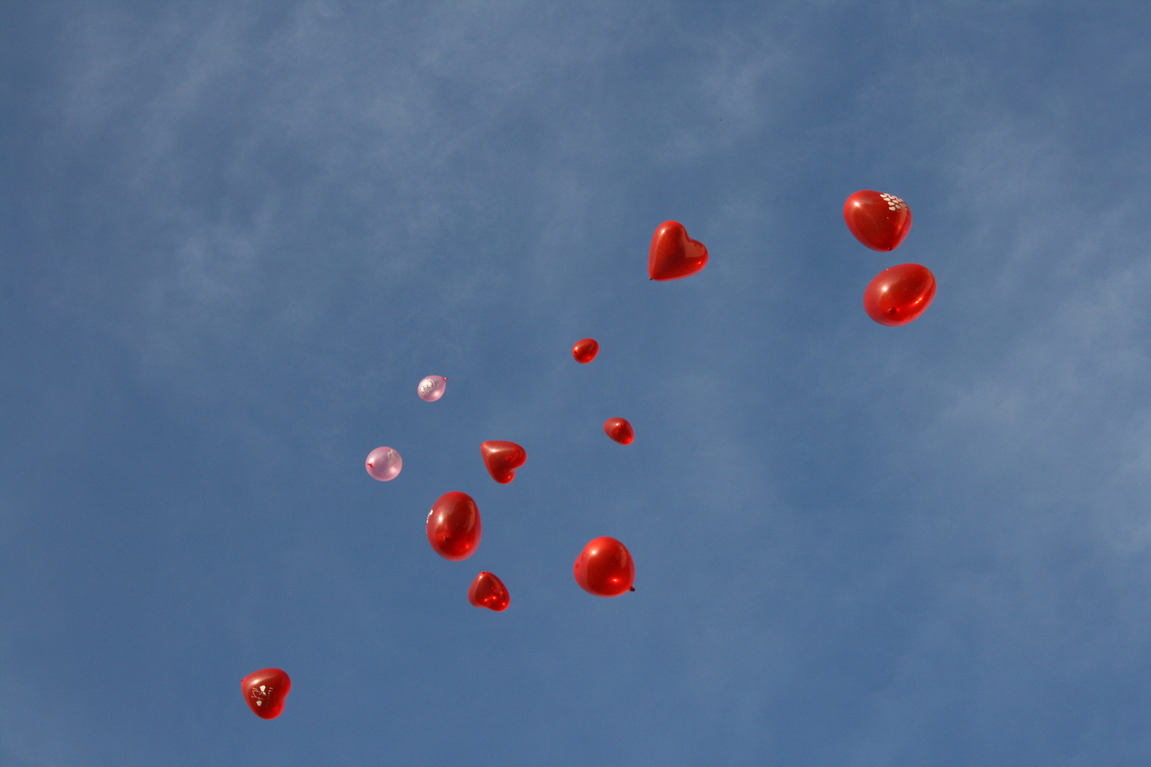 Herzluftbalon im blauen Himmel