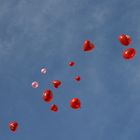 Herzluftbalon im blauen Himmel