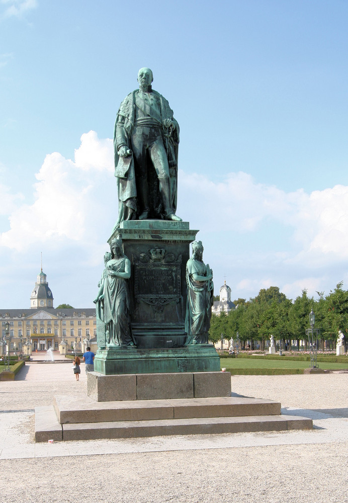 Herzögliches Denkmal auf dem Schloßplatz Karlsruhe