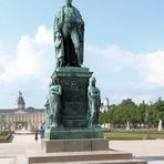 Herzögliches Denkmal auf dem Schloßplatz Karlsruhe