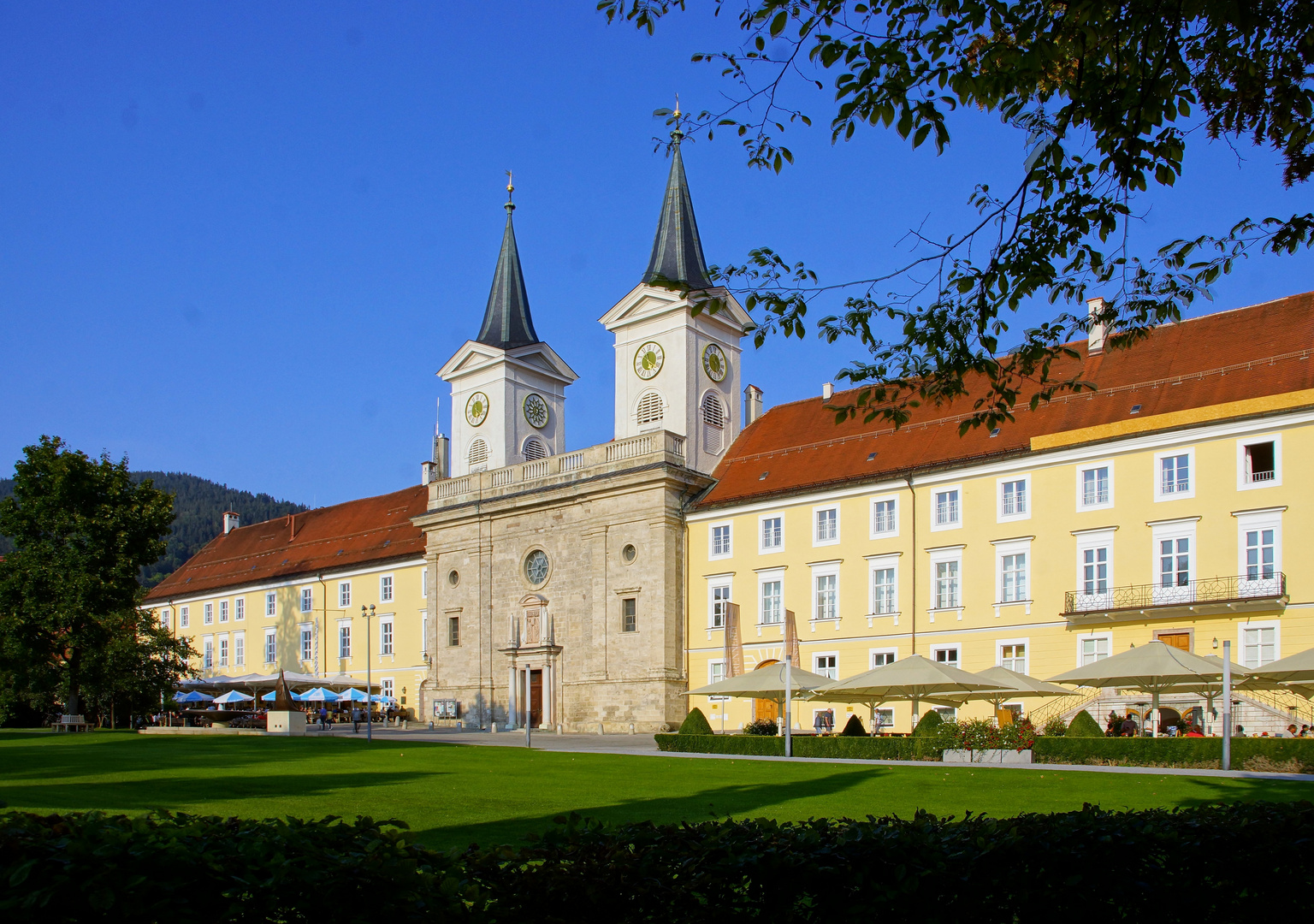 Herzoglich Bayerisches Brauhaus Tegernsee mit Pfarrkirche St. Quirin am Tegernsee