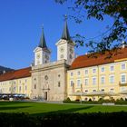 Herzoglich Bayerisches Brauhaus Tegernsee mit Pfarrkirche St. Quirin am Tegernsee