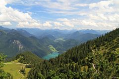 Herzogstand mit Blick auf Kochelsee