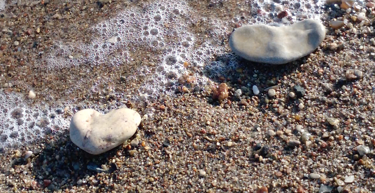 Herzsteine, Wasser, Sand und Meer