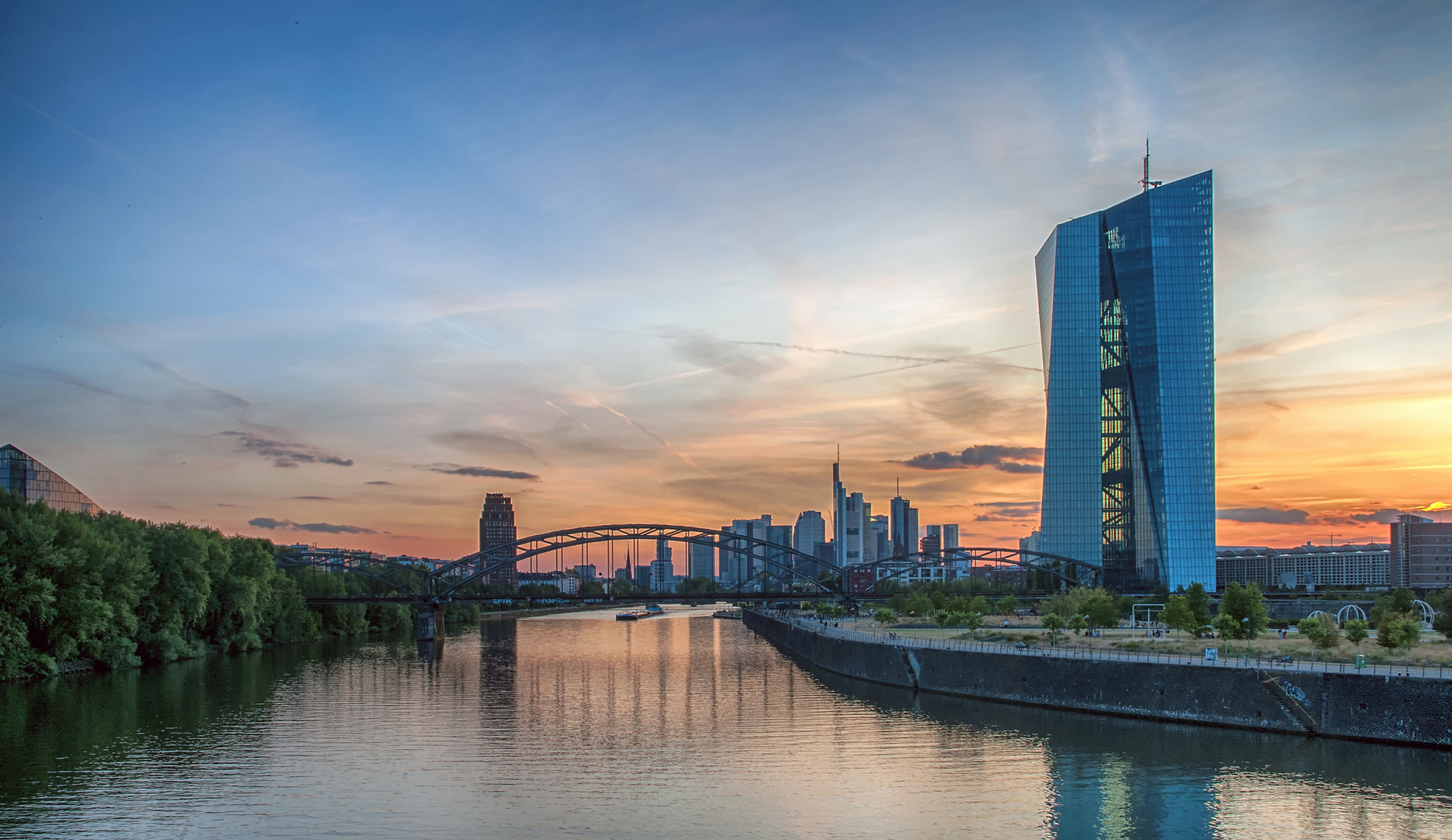 Hessische Impressionen Frankfurt  Main Skyline Foto 
