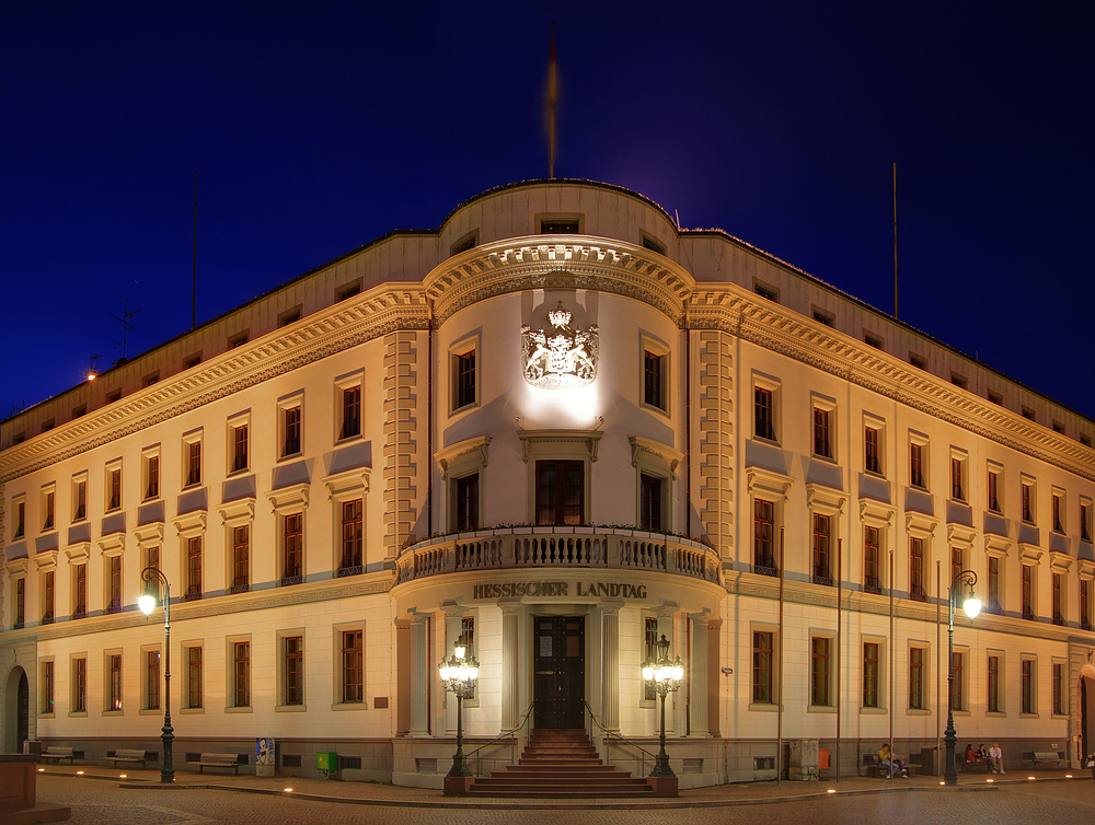 Hessischer Landtag in Wiesbaden bei Nacht