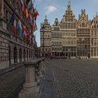 Het Stadhuis met Huizen op de Grote Markt