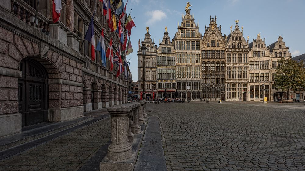 Het Stadhuis met Huizen op de Grote Markt