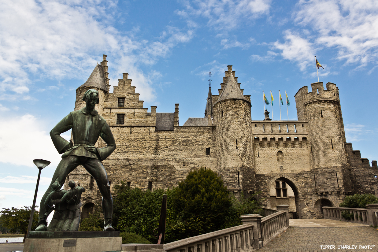 Het Steen castle and Lange Wapper statue - Antwerp