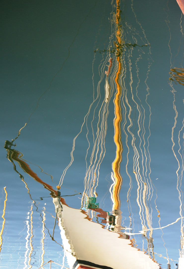 Heti - Spiegelung in der Morgensonne im Hafen