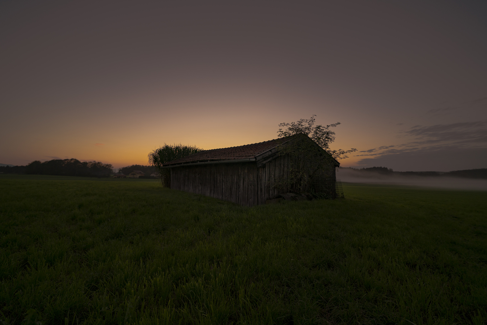 Heu Scheune im Nebel bei Sonnenuntergang