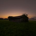 Heu Scheune im Nebel bei Sonnenuntergang