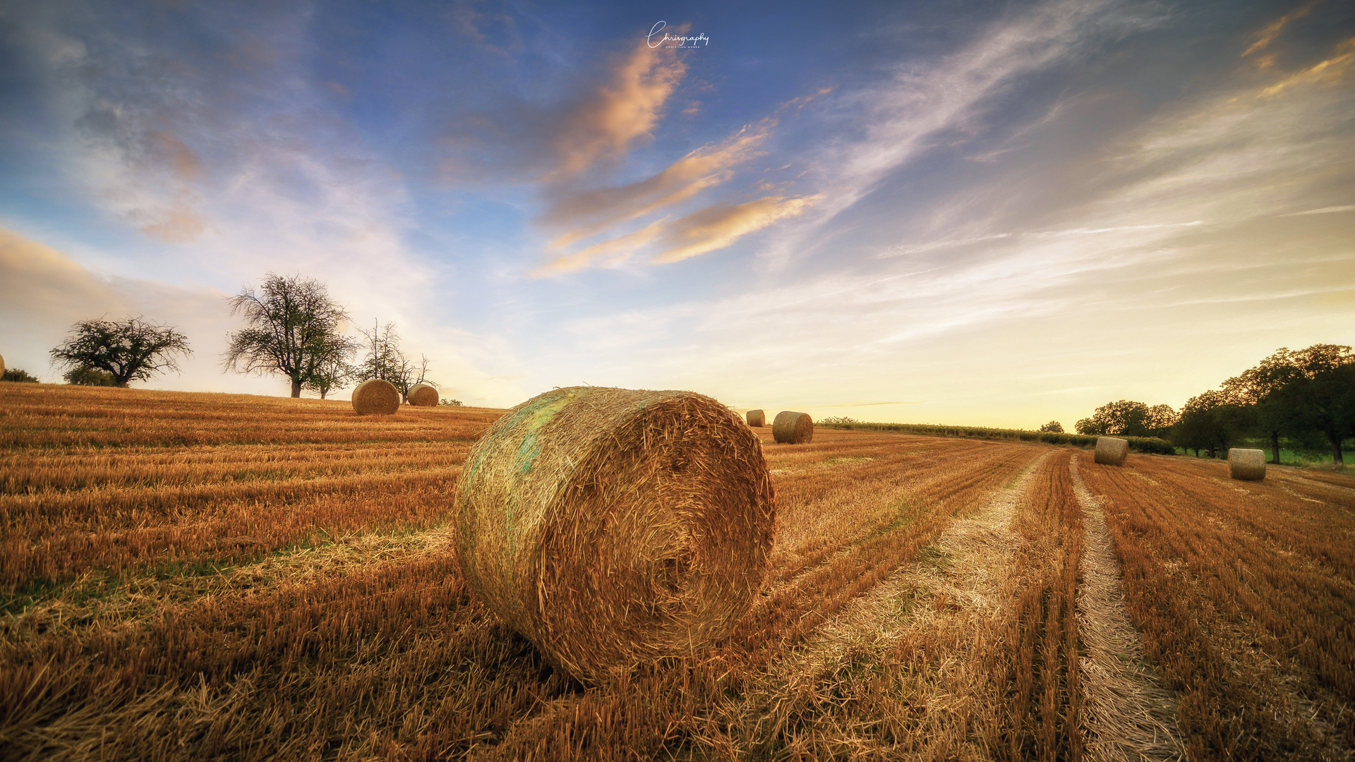 Heuballen am Abend