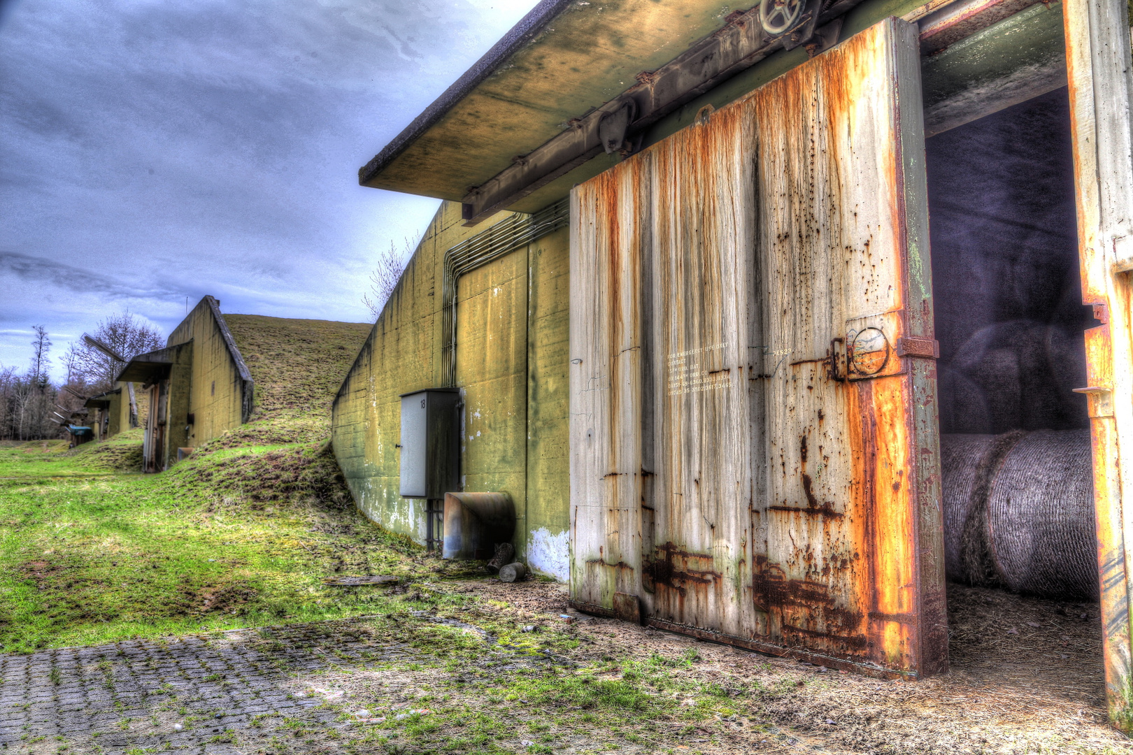 Heuballen im ehemaligen NATO-Waffenbunker