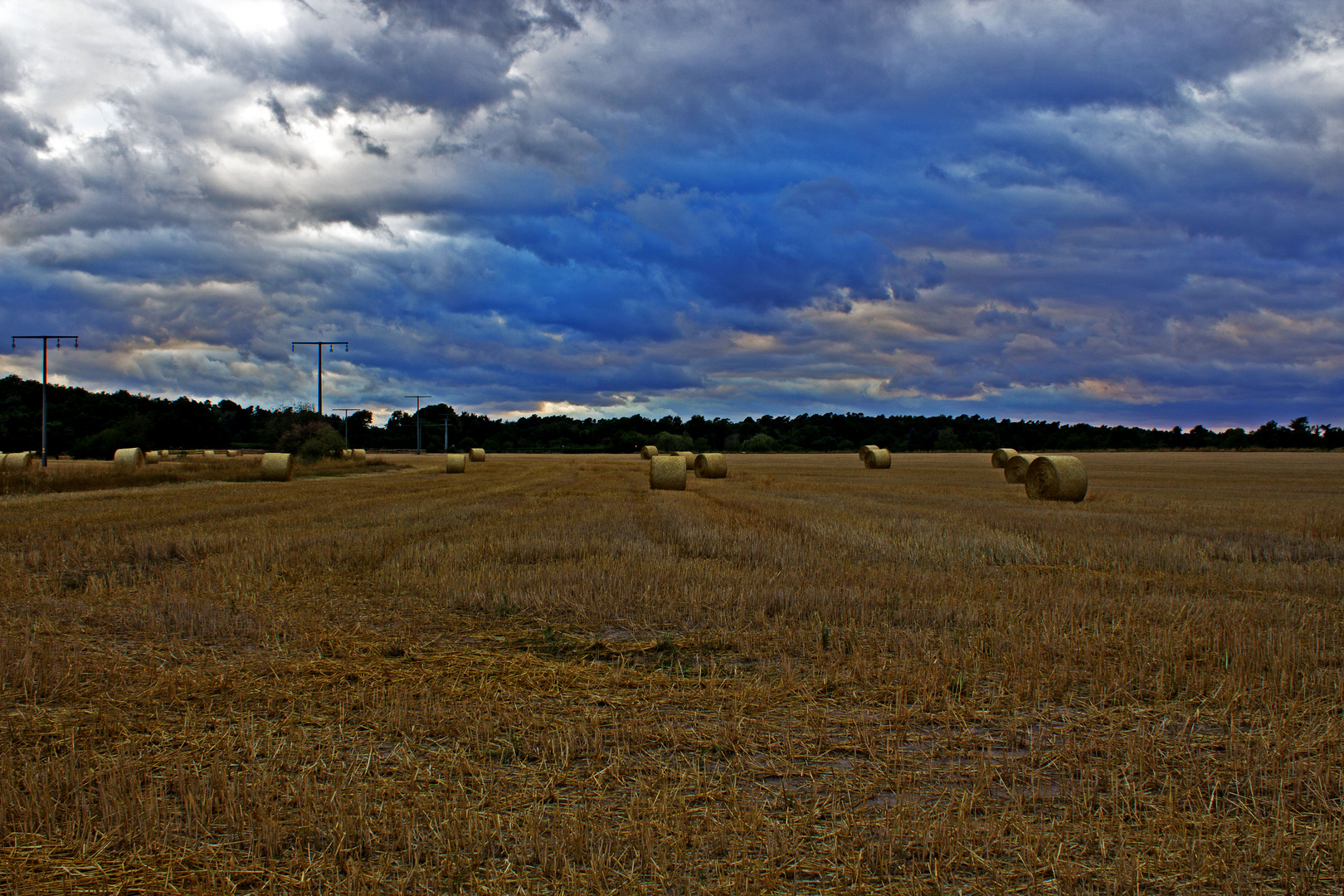 Heuballen im Sturm - HDR