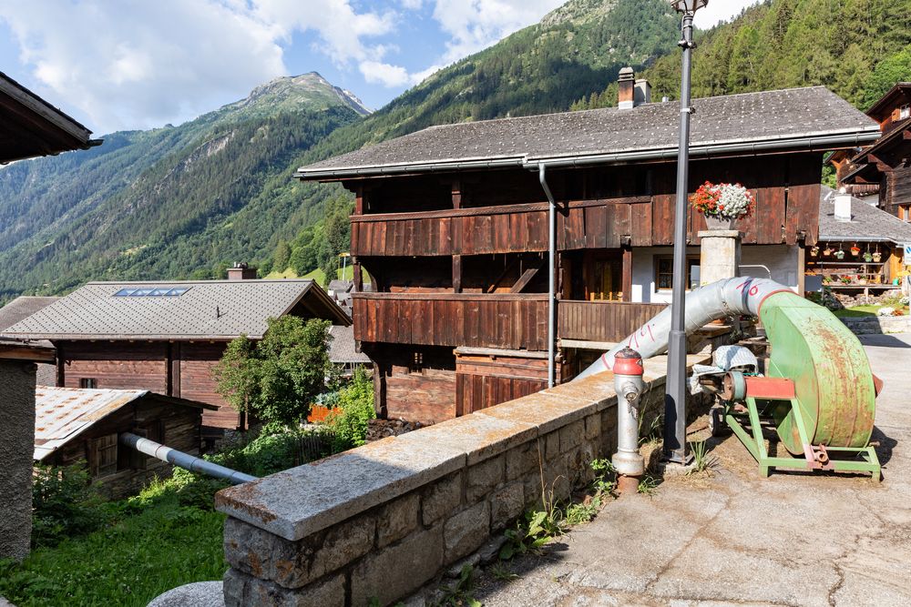 Heugebläse im Dorfzentrum von Ferden (Lötschental)