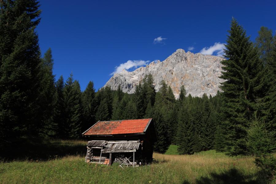 Heustadl auf der Ehrwalder Alm mit Zugspitzmassiv im Hintergrund