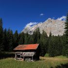 Heustadl auf der Ehrwalder Alm mit Zugspitzmassiv im Hintergrund