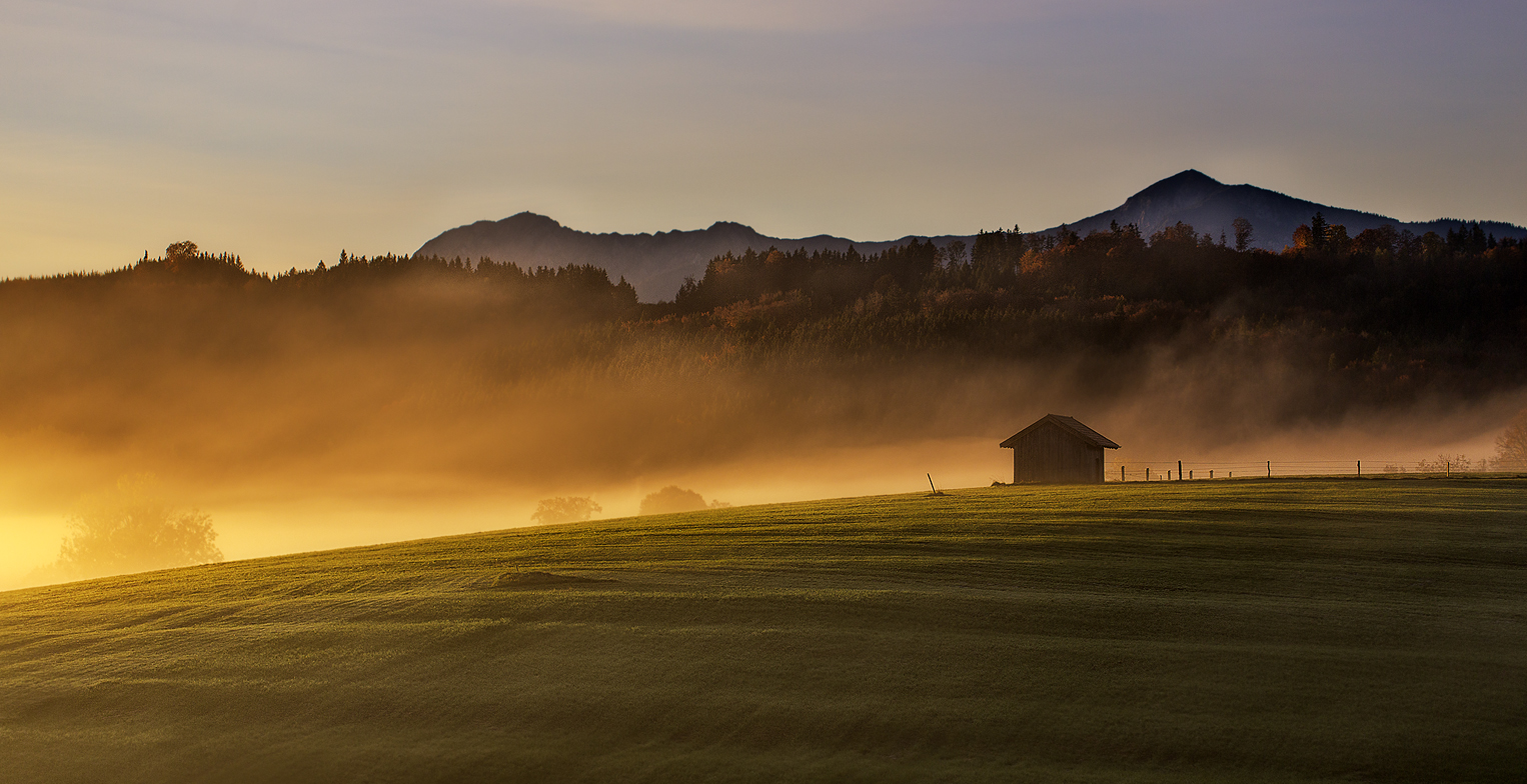 Heustadl im goldenen Morgenlicht