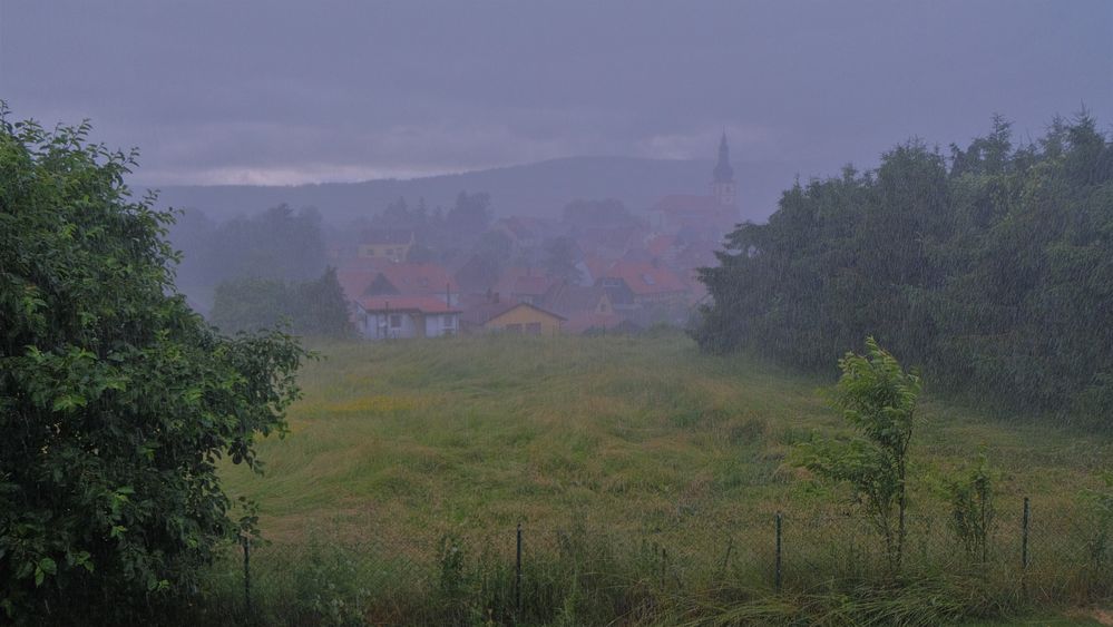 heute Abend, es regnet in Strömen (hoy por la tarde, llueve a cántaros)