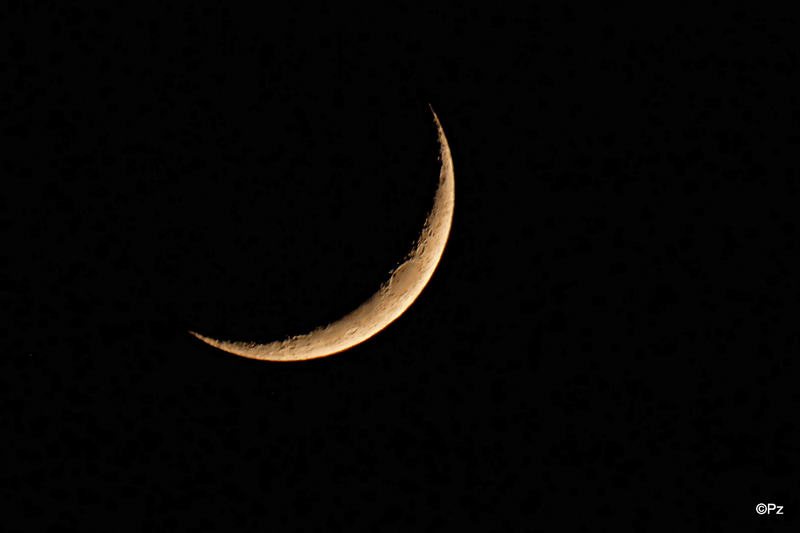 Heute Abend, um 20:05 Uhr, ließ sich endlich der zunehmende Mond aufnehmen, ...