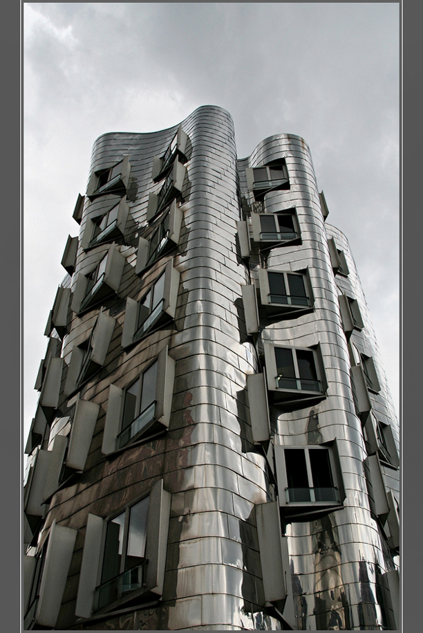 Heute grau ..... der Gehry - Bau....