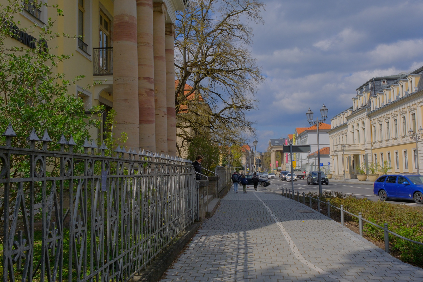 heute in Meiningen: an unserer Bank mit Blick zum Theater