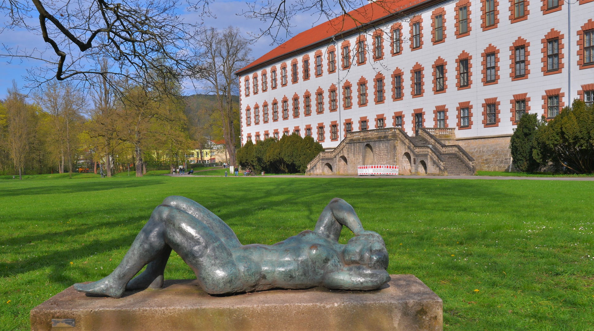 heute in Meiningen, die Schöne im Schloßpark friert nicht mehr