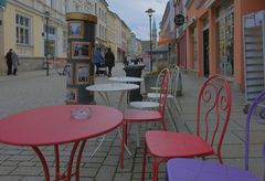 heute in Meiningen: freie Plätze laden zum Kaffee-Trinken ein