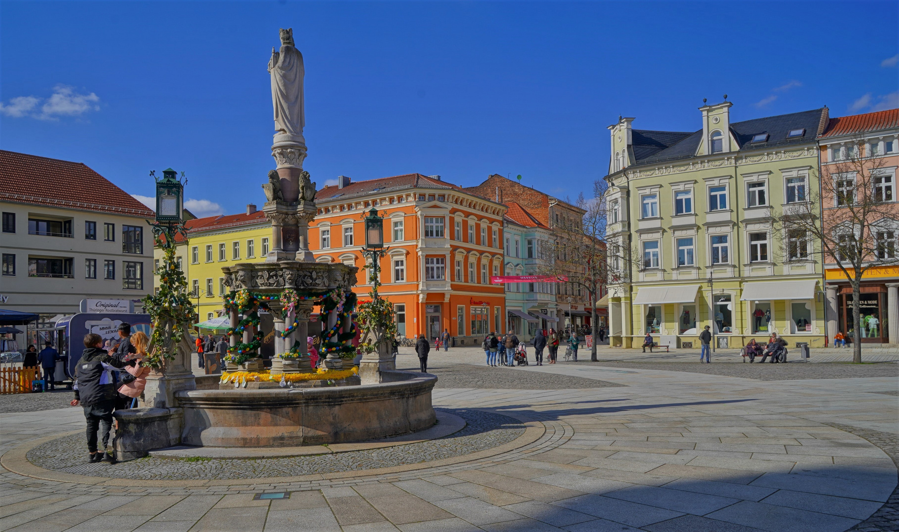 heute in Meiningen, Osterschmuck am Heinrichsbrunnen