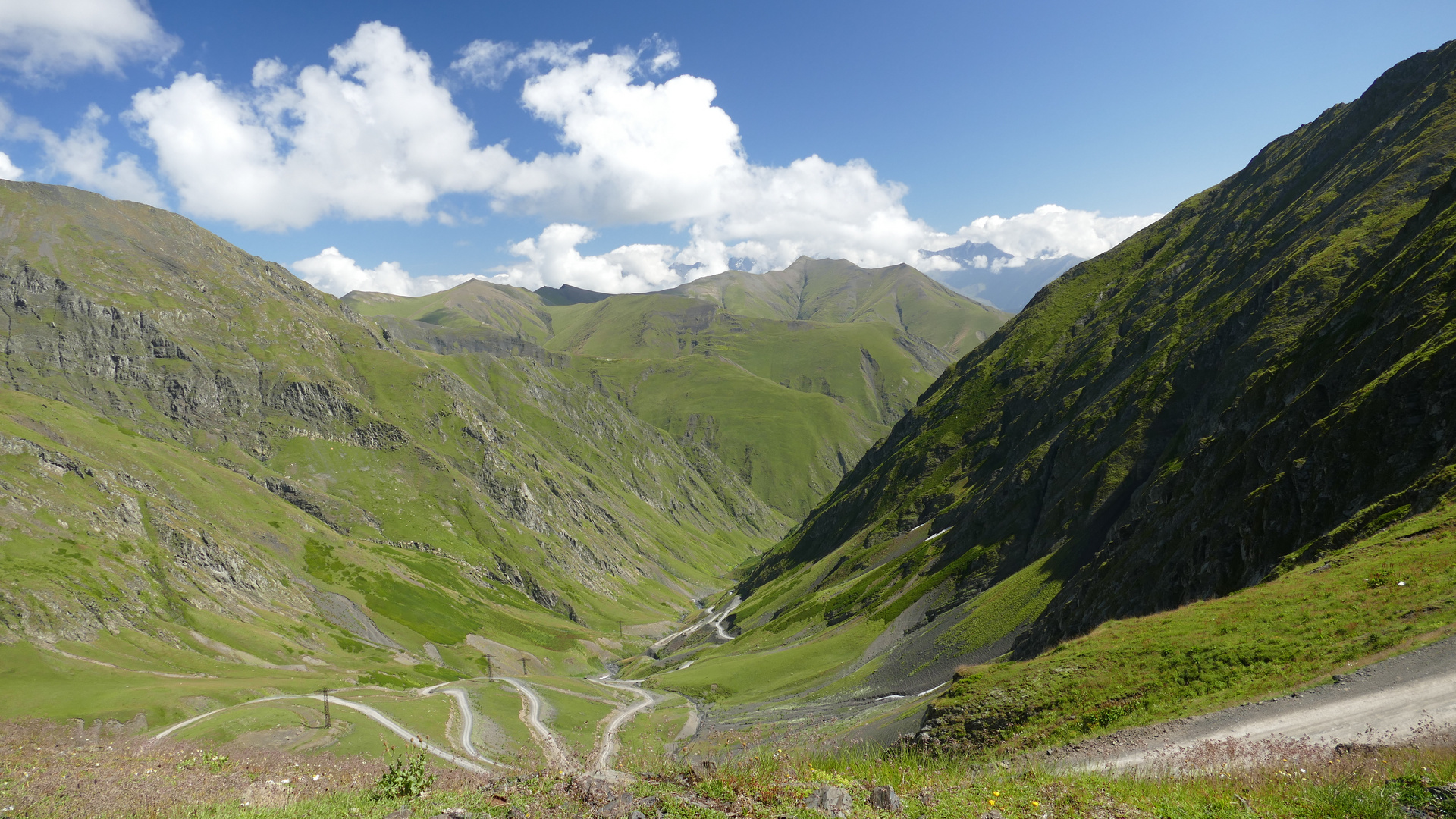 Heute Mittag 12:00 Uhr auf dem Abano- Pass in Georgien im Kaukasus auf 2926 Metern Höhe.