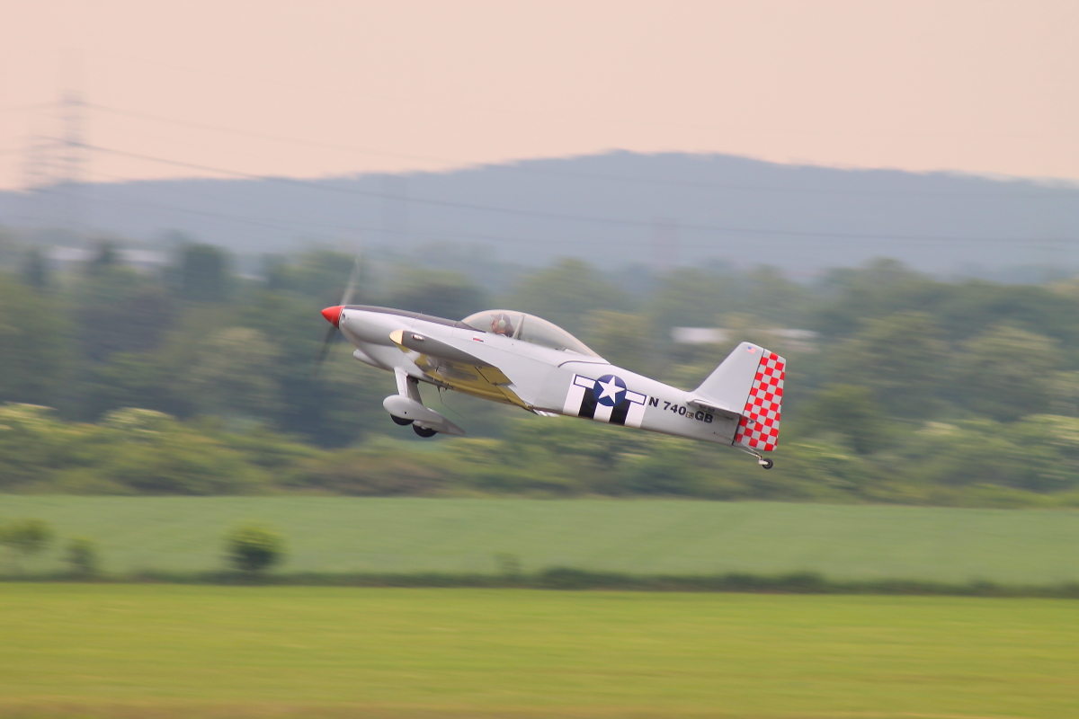 Heute Mittag, Flugplatz Hangelar.