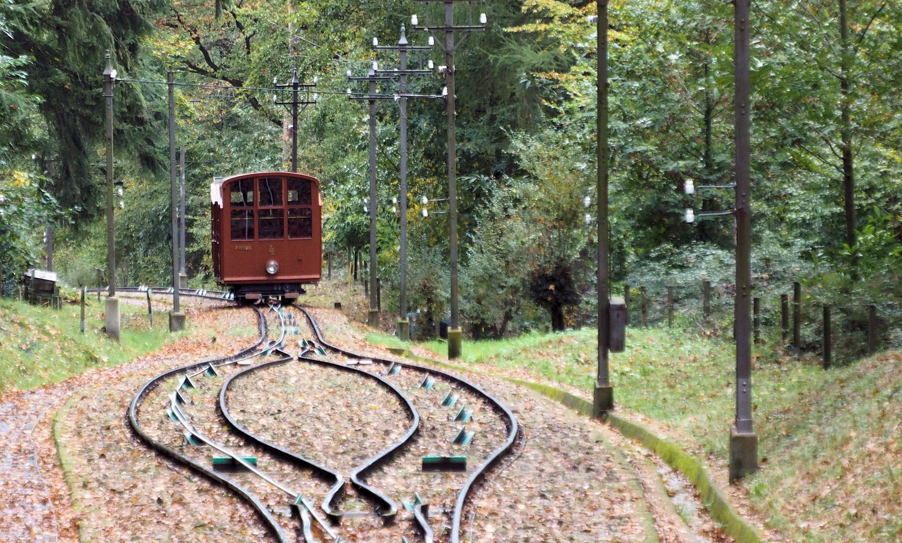 Heute wie dazumal fährt die alte Standseilbahn zum Heidelberger Schloß hinauf...