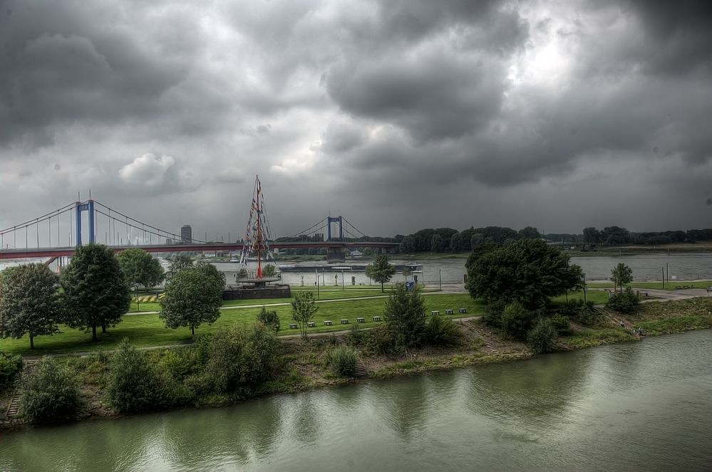 Heutiger Blick über den Rhein in Duisburg