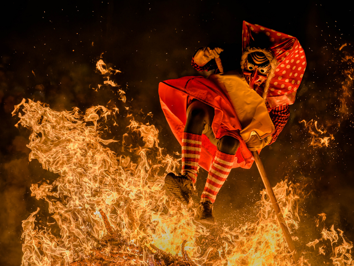 Hexe über dem Feuer