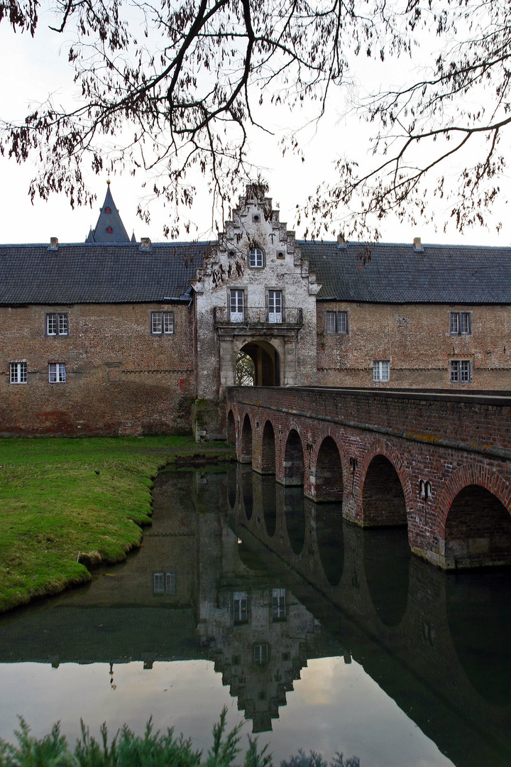 Hexenbrücke und altes Zollhaus am Schloss Hülchrath