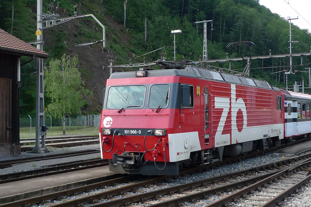 HGe 4/4 101 966-0 im Bahnhof Giswil (Zentralbahn)