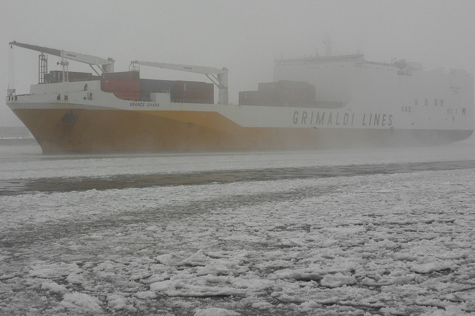 HH Hafen // Grimaldi im Nebel
