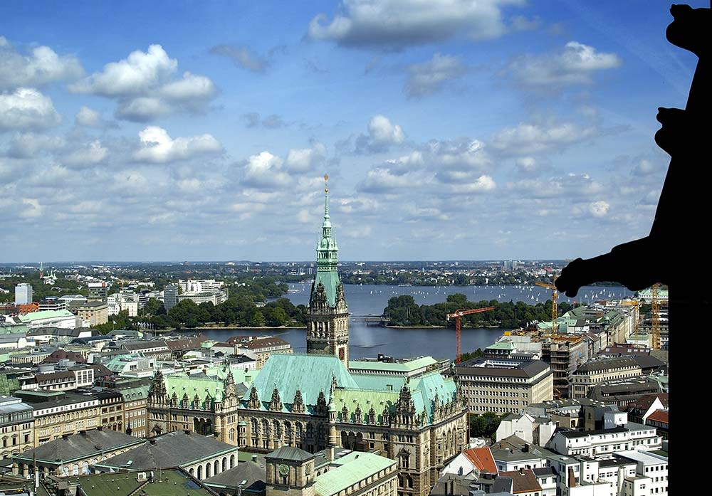 HH-Rathaus und die Alster von der Nikolai gesehen