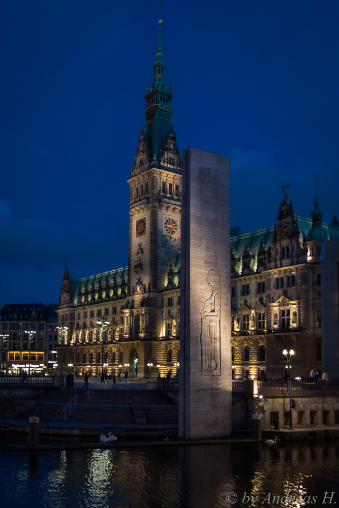 HH Rathaus zur blauen Stunde