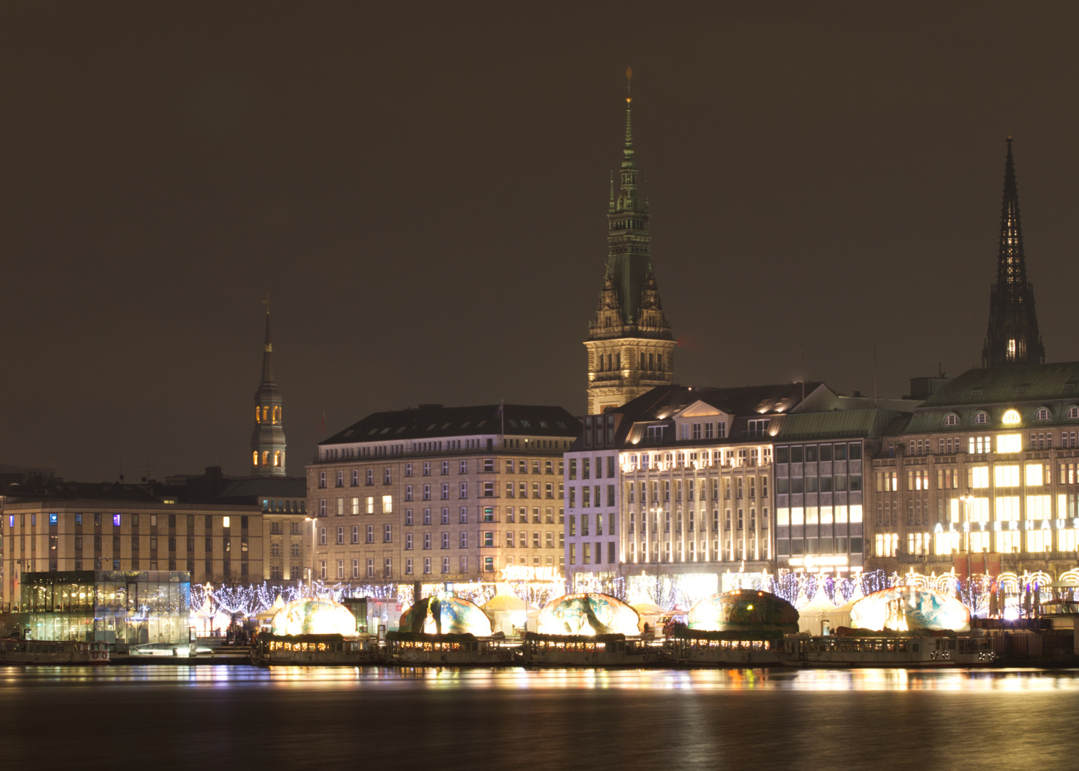 HH_Alster_drei_Tuerme_XMas_Schiffe