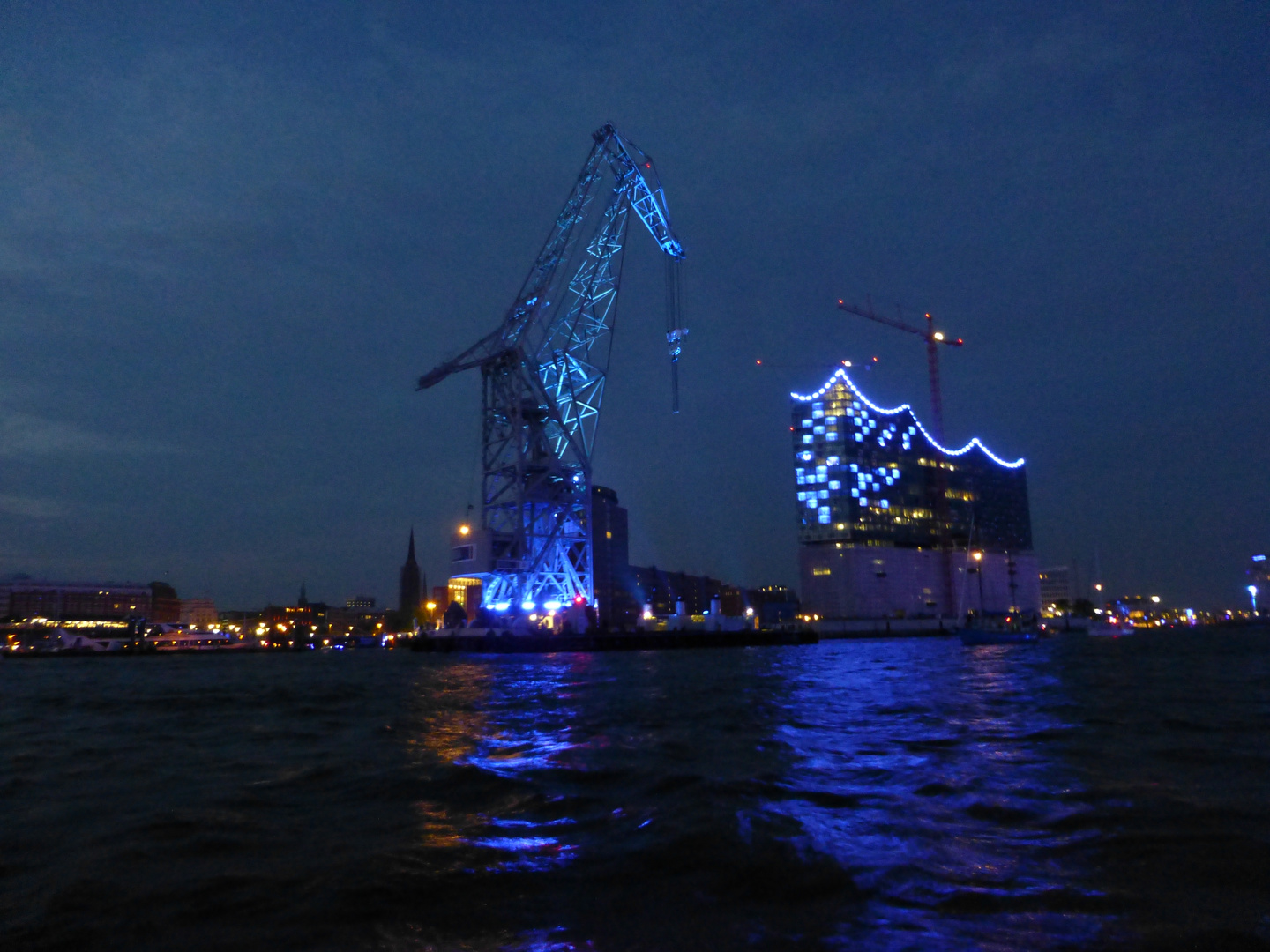 HHLA Schwimmkran und Elbphilharmonie