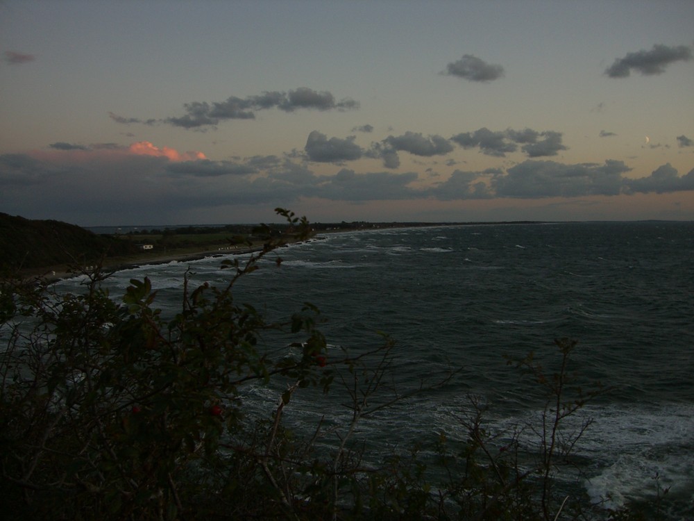 Hiddensee, Brandung an der Steilküste nach Sonnenuntergang