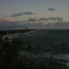 Hiddensee, Brandung an der Steilküste nach Sonnenuntergang