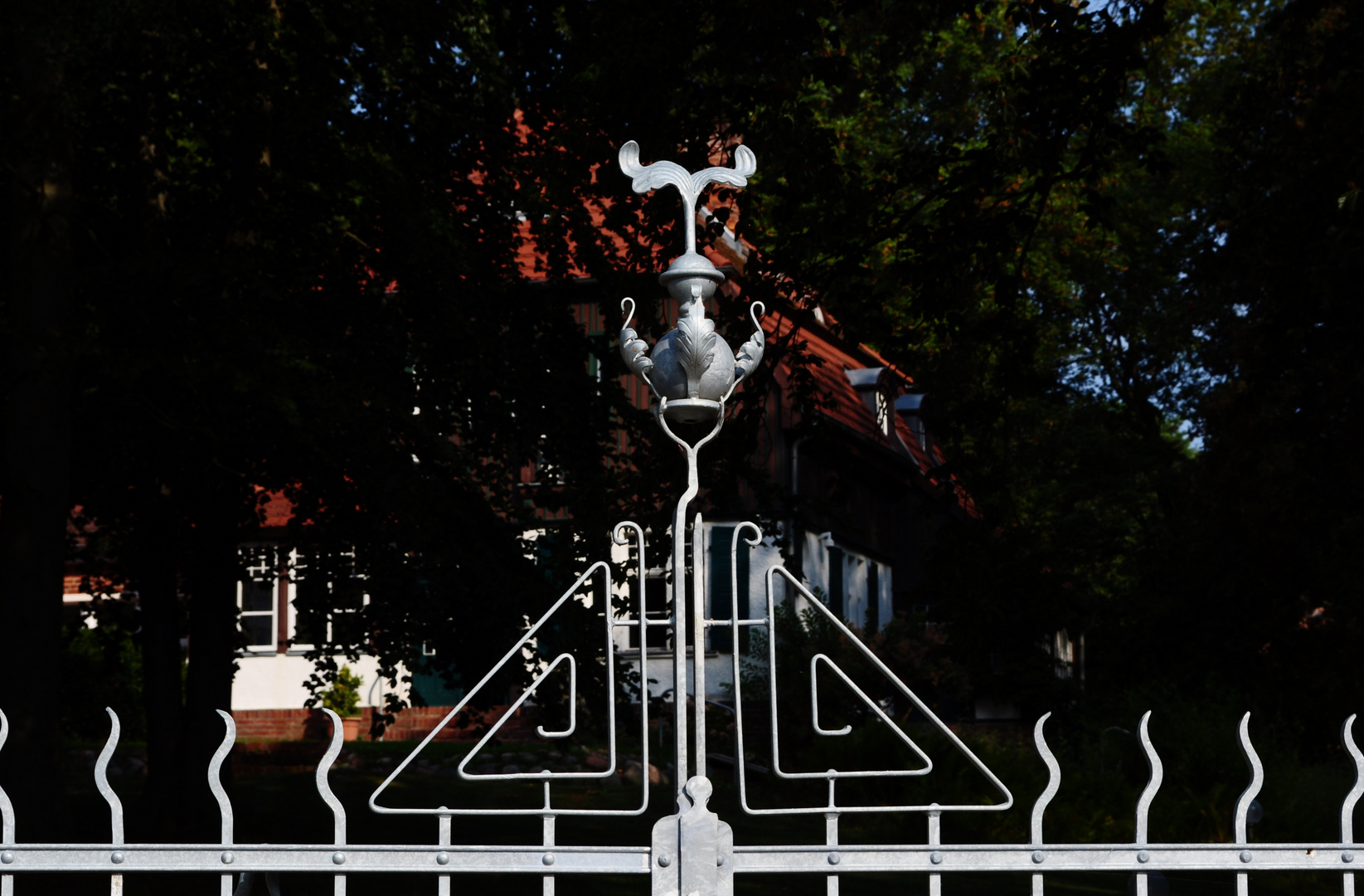 Hiddensee, Kloster, Gerhard-Hauptmann Haus, Jugendstiltor08.2019