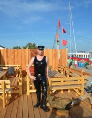 Hidensee, in Latex am Hafen in Vitte 